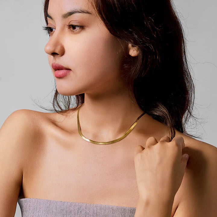 Victoria Hyde, Halskette, VH80091F, Lamia, Light Gold, Modelbild-2Victoria Hyde Lamia light gold snake chain necklace – stainless steel, 400mm+50mm length, elegant jewelry for a fashionable look.

