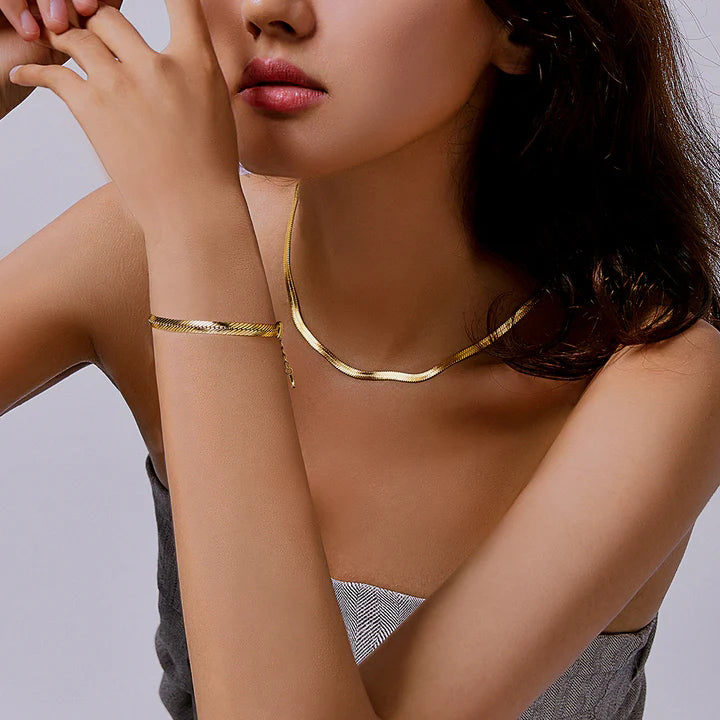 Victoria Hyde, Halskette, VH80091F, Lamia, Light Gold, Modelbild-4Victoria Hyde Lamia light gold snake chain necklace – stainless steel, 400mm+50mm length, elegant jewelry for a fashionable look.


