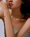 Victoria Hyde, Halskette, VH80091F, Lamia, Light Gold, Modelbild-4Victoria Hyde Lamia light gold snake chain necklace – stainless steel, 400mm+50mm length, elegant jewelry for a fashionable look.


