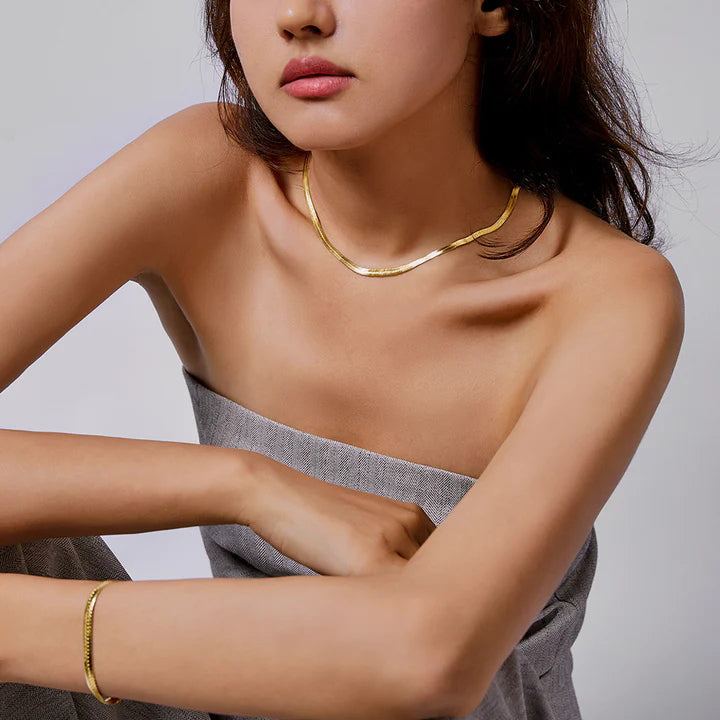 Victoria Hyde, Halskette, VH80091F, Lamia, Light Gold, Modelbild-1Victoria Hyde Lamia light gold snake chain necklace – stainless steel, 400mm+50mm length, elegant jewelry for a fashionable look.

