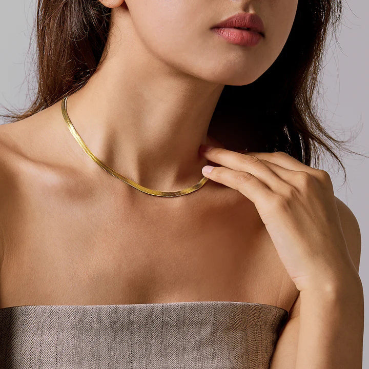Victoria Hyde, Halskette, VH80091F, Lamia, Light Gold, Modelbild-3Victoria Hyde Lamia light gold snake chain necklace – stainless steel, 400mm+50mm length, elegant jewelry for a fashionable look.

