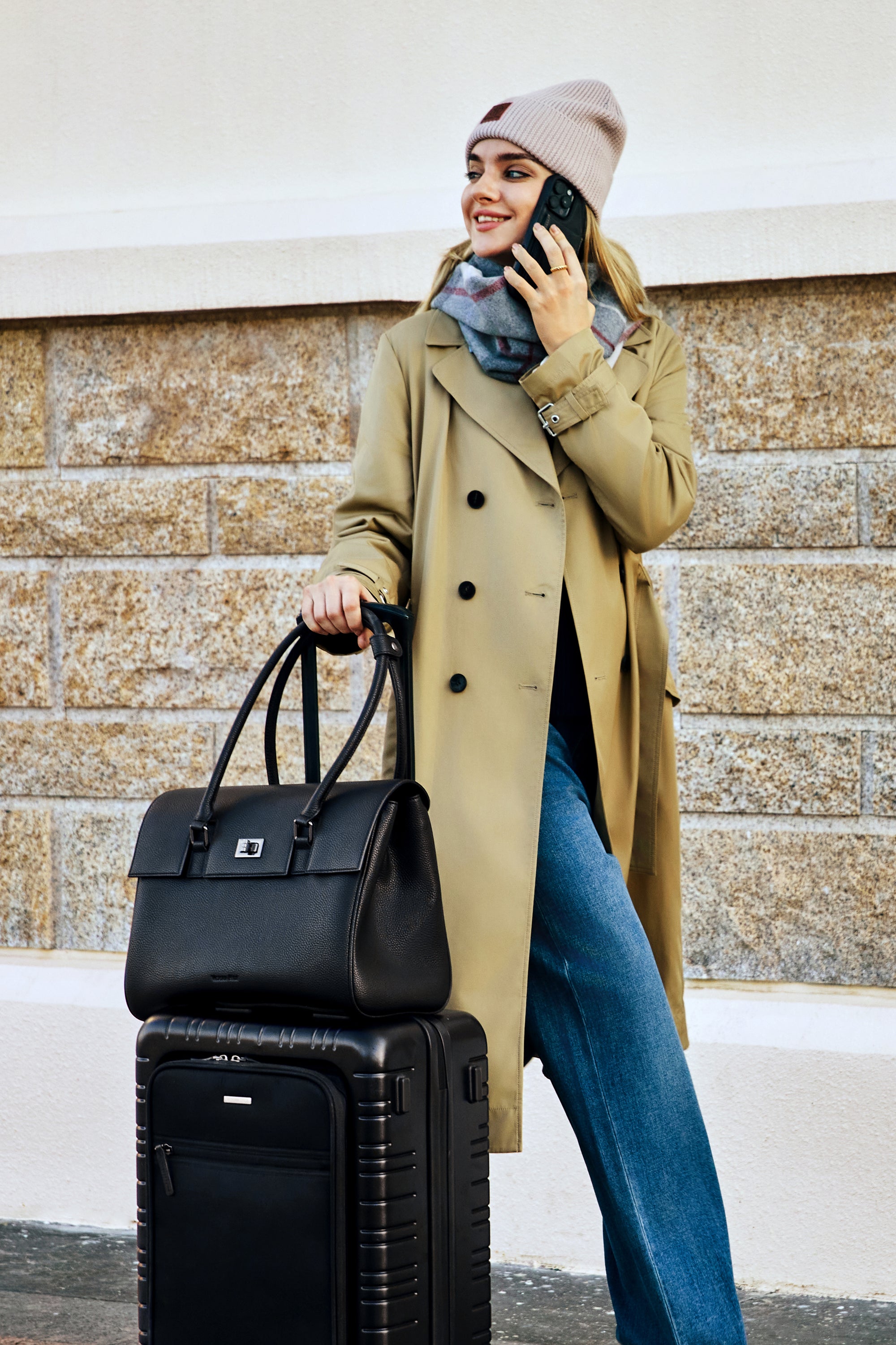 Victoria Hyde Jolene business laptop bag in black made of vegan leather, featuring a laptop compartment for up to 16-inch laptops, ideal for office and business trips.