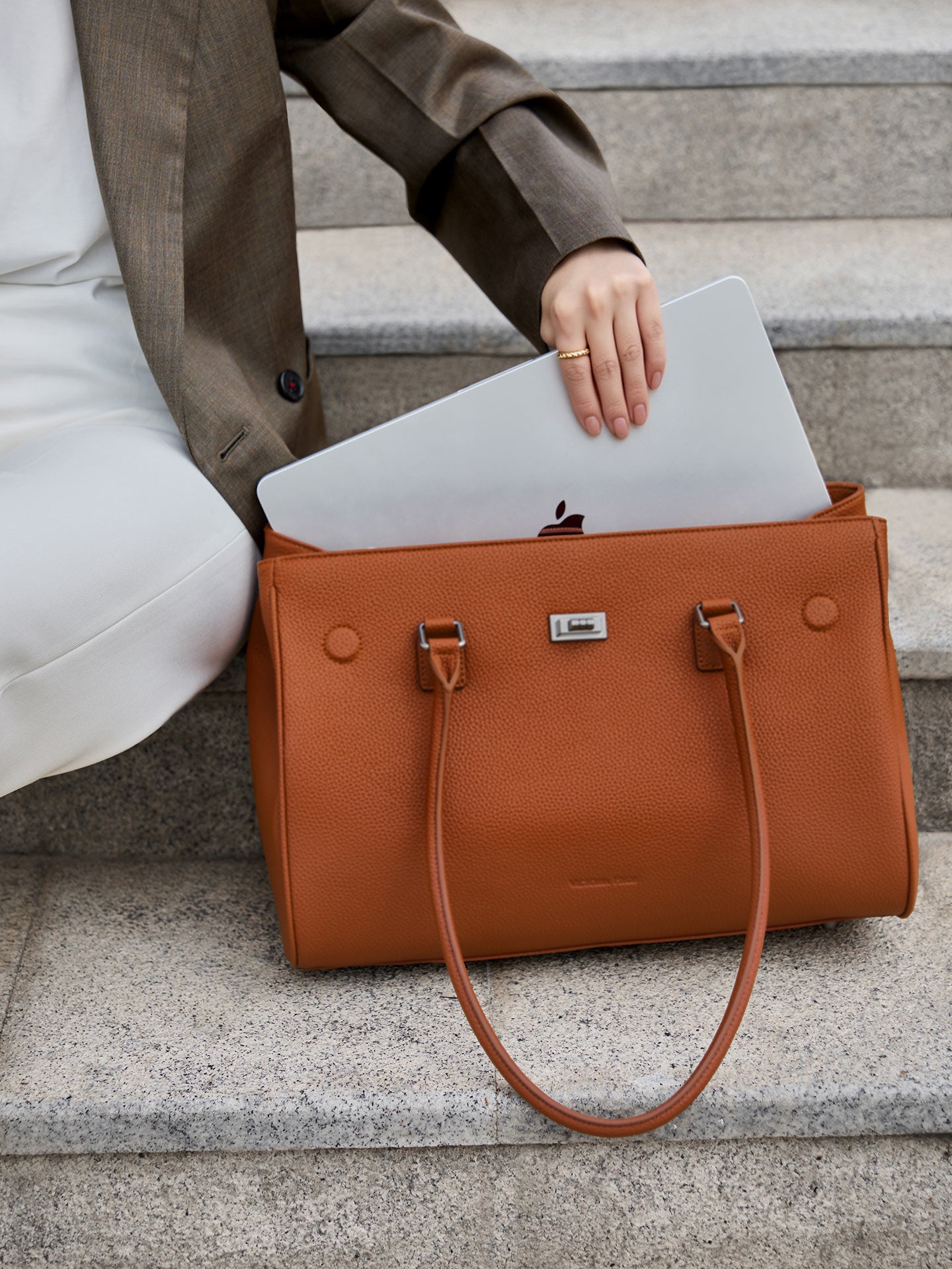 Victoria Hyde Jolene business laptop bag in brown made of vegan leather, featuring a laptop compartment for up to 16-inch laptops, ideal for office and business trips.